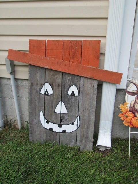 Nice Grouping of Halloween Yard Decorations - 7