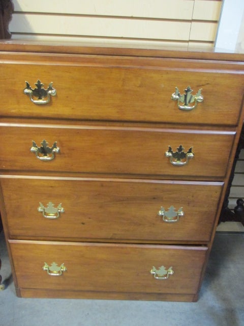 Traditional 4-Drawer Chest (1 of 5)
