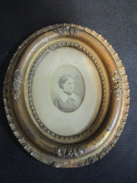 Antique Black & White Portrait in Small Oval Gilded Gold Frame: 7" x 8 1/4", chips and nicks on frame