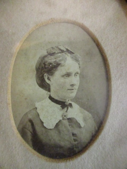 Antique Black & White Portrait in Small Oval Gilded Gold Frame - 2
