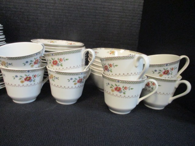 71 Pieces of Royal Doulton "Kingswood" English Porcelain China - 4