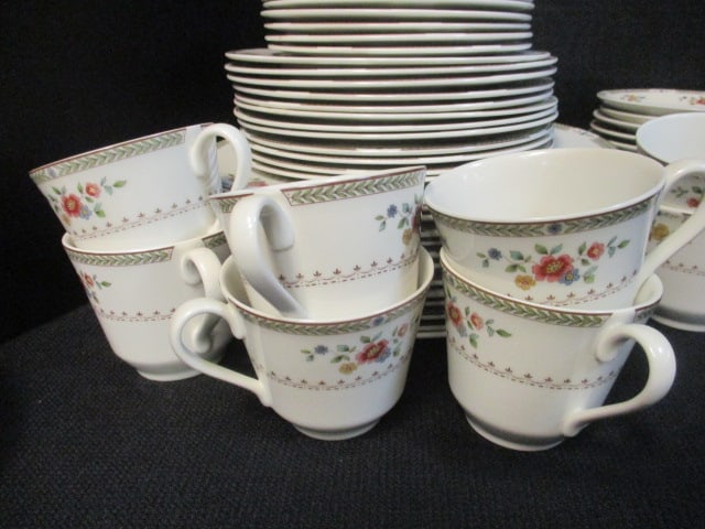 71 Pieces of Royal Doulton "Kingswood" English Porcelain China - 5