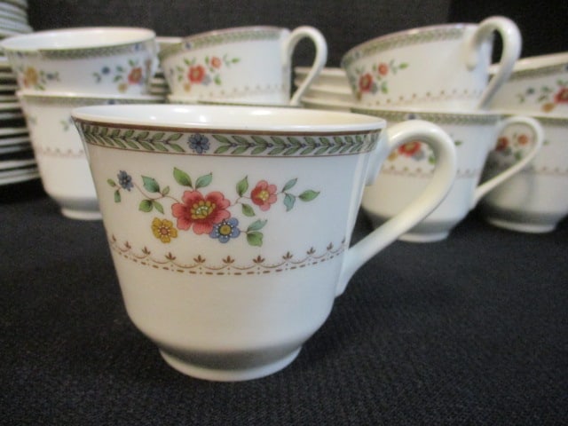 71 Pieces of Royal Doulton "Kingswood" English Porcelain China - 6