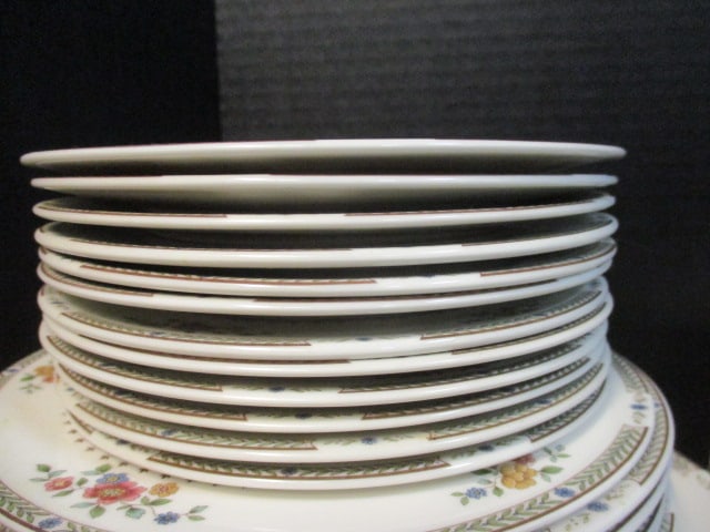 71 Pieces of Royal Doulton "Kingswood" English Porcelain China - 8