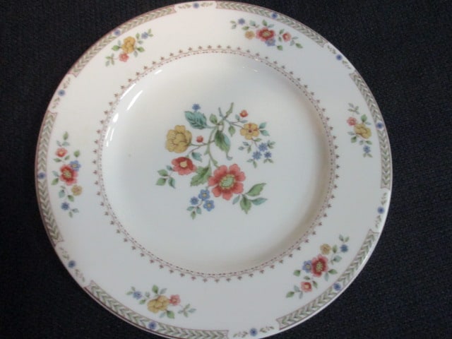 71 Pieces of Royal Doulton "Kingswood" English Porcelain China - 9