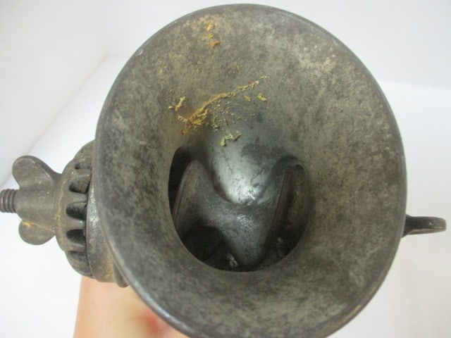 Vintage Universal No. 2 Hand Grinder - 4