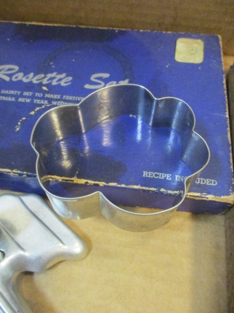 Vintage Cookie Cutters and Molds - Rosette Set in Original Box, Wood Bunny - 3