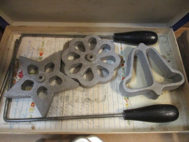 Vintage Cookie Cutters and Molds - Rosette Set in Original Box, Wood Bunny - 5