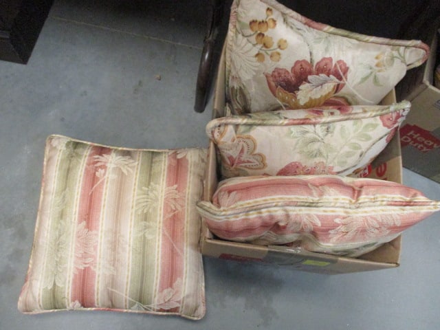Decorative Throw Pillows (Lot of 4): See pictures