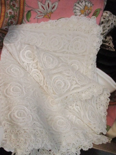 Table Linens & 4 Bed Risers - 3