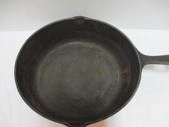 Cast Iron #8 Dutch Oven w/Lid - 3