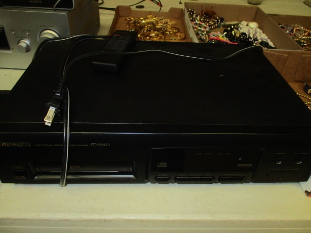 Pioneer PD-M423 6 CD w/Remote Multi Disc CD Player: Powers On (has remote)