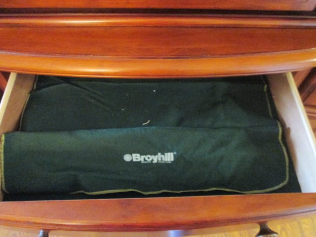 Broyhill 100th Anniversary Collection Serpentine 2 Piece Illuminated China Hutch - 7