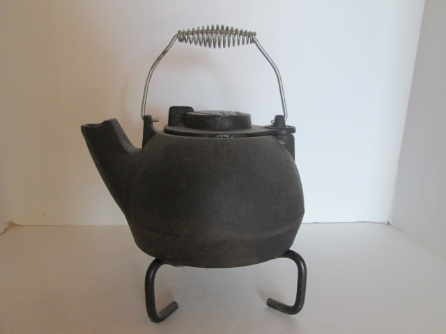 Old Mountain Cast Iron Kettle with Trivet Stand (1 of 5)