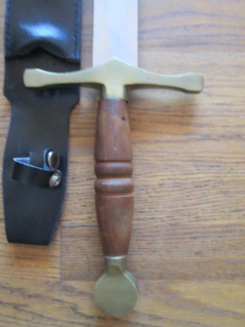 Decorative Medieval Style Broadsword with Wood/Brass Hilt and Black Leather Scabbard - 2