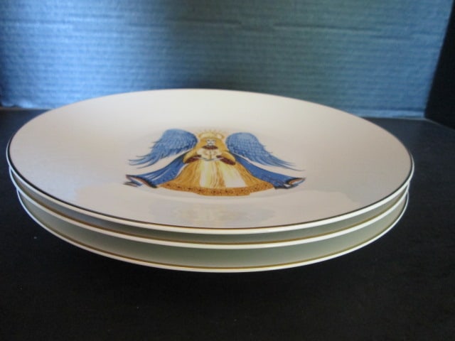 Three CM Hutschenreuther Hohenberg, Germany Porcelain Christmas Plates: 10 1/2"dia