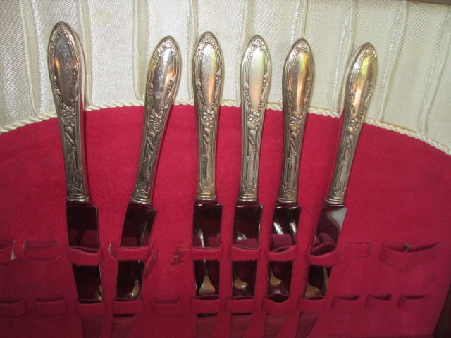32 Pieces of Heirloom Plate Flatware and Serving Pieces in Wood Silver Chest - 2