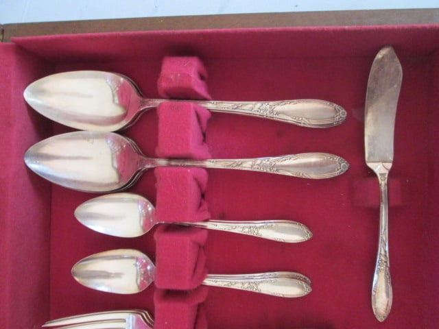 32 Pieces of Heirloom Plate Flatware and Serving Pieces in Wood Silver Chest - 3