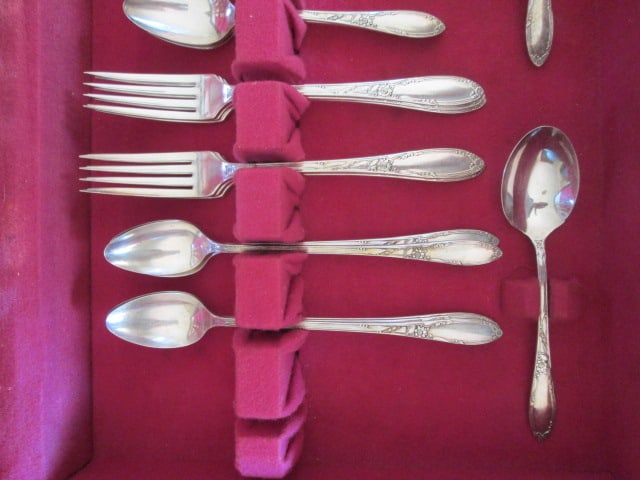 32 Pieces of Heirloom Plate Flatware and Serving Pieces in Wood Silver Chest - 4