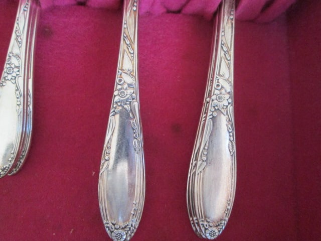 32 Pieces of Heirloom Plate Flatware and Serving Pieces in Wood Silver Chest - 5