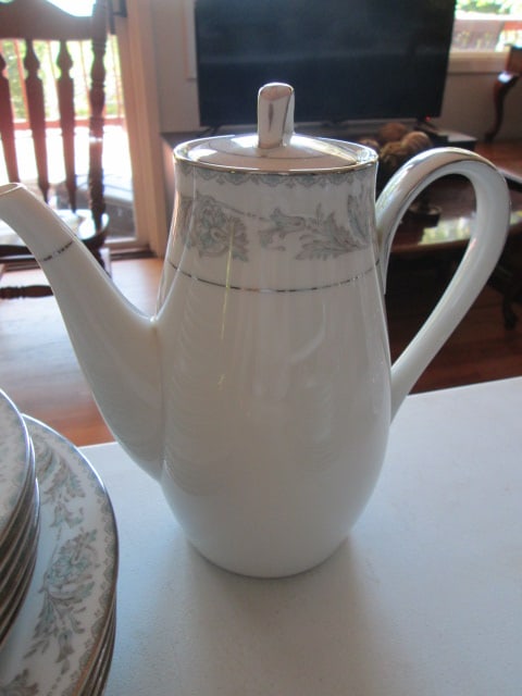 34 Pieces of Noritake "Belmont" China and Serving Pieces - 18