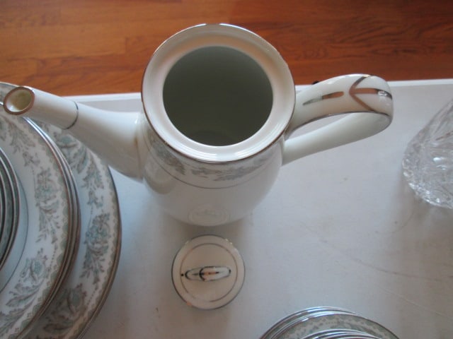 34 Pieces of Noritake "Belmont" China and Serving Pieces - 19