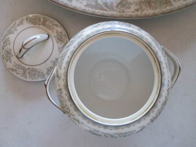 34 Pieces of Noritake "Belmont" China and Serving Pieces - 3