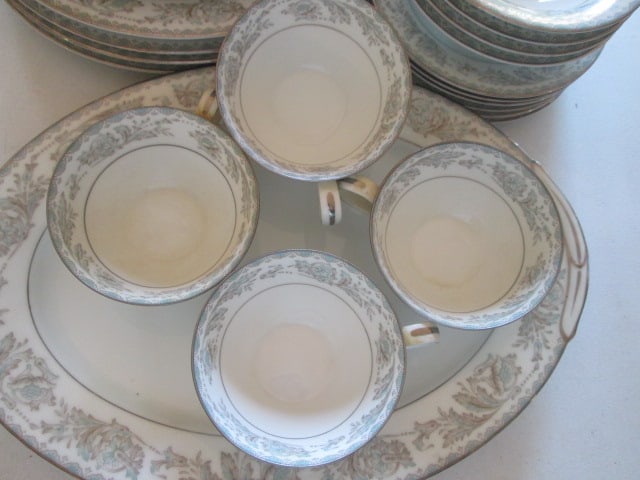 34 Pieces of Noritake "Belmont" China and Serving Pieces - 4