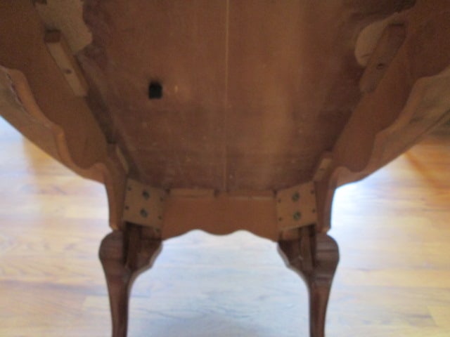 Banded Mahogany Coffee Table with Cabriole Queen Anne Legs and Carved Shell Accents - 5