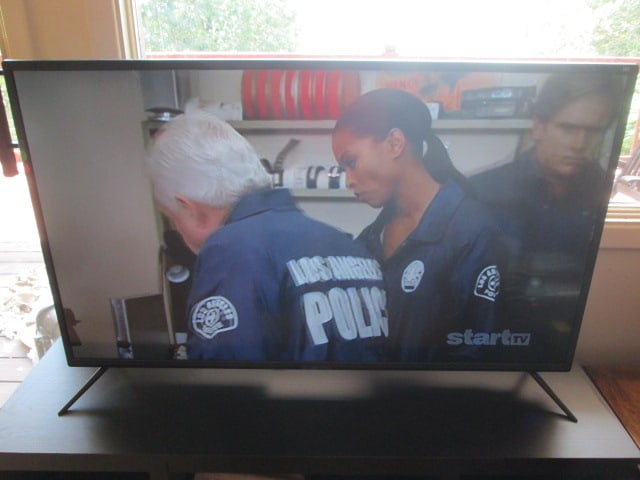 Sceptre 43" LED Flat Screen TV with Remote - 5