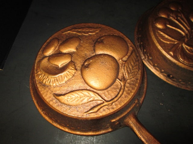 Three Decorative Metallic Copper Painted Cast Metal Skillet Form Plaques with Bas-Relief Fruit De... - 4