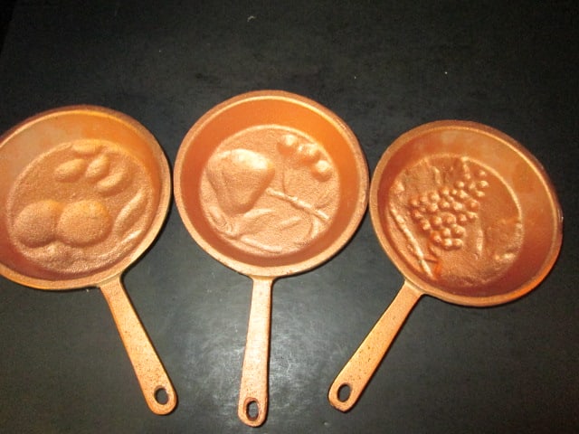 Three Decorative Metallic Copper Painted Cast Metal Skillet Form Plaques with Bas-Relief Fruit De... - 5