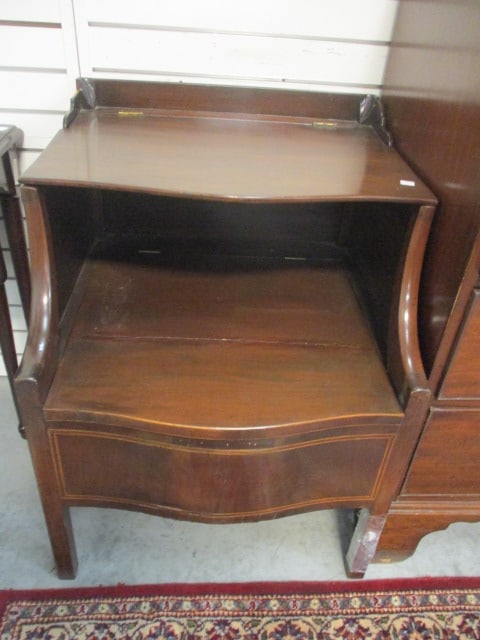 Mahogany Georgian Style Bedside Commode/Table: 23 x 22 x 30 (has a piece missing) See pictures