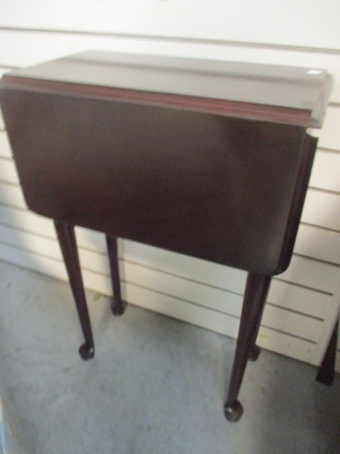Mahogany Drop Leaf Federal Style Table (1 of 4)