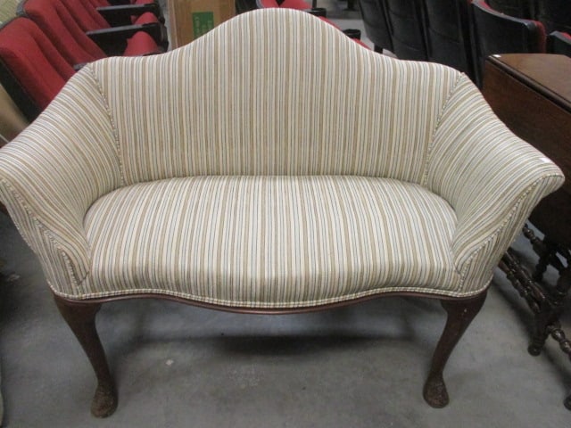 Chippendale Style Camelback Sette W/Wood Carved Cabriole Legs: 48" W