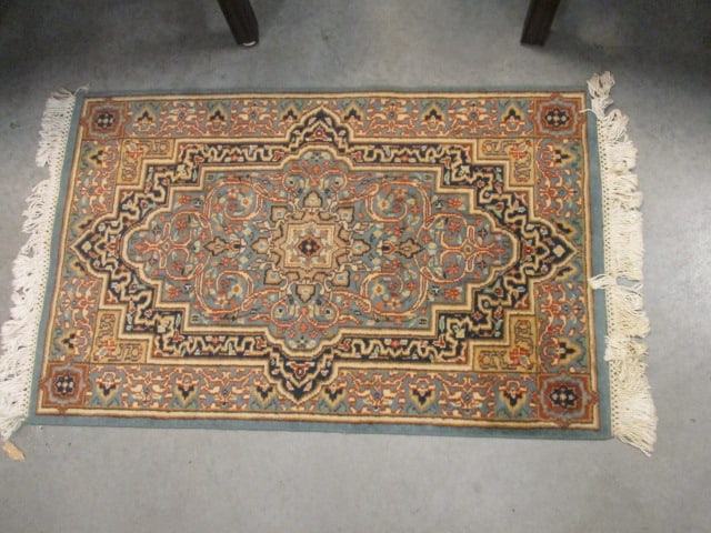 Persian Style Throw Rug w/Fringed Ends: 23 x 40