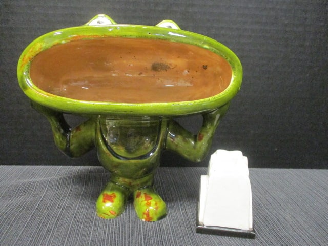 Glossy Green Ceramic Wide Mouth Frog & Frog Razor Blade Bank: .
