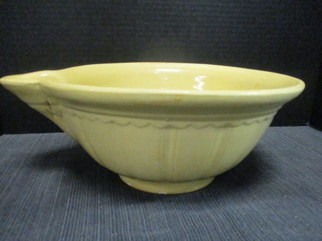 Yelloware Ceramic Batter Bowl w/Pouring Spout: 11"