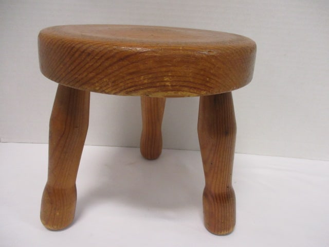 Wooden 3 Leg Stool w/turned legs (1 of 4)