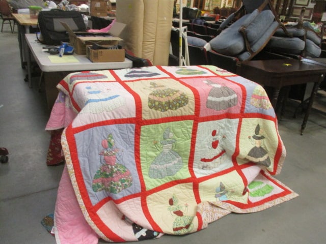 Sun Bonnet Sue Hand & Machine Stitched Reversible Quilt (1 of 6)