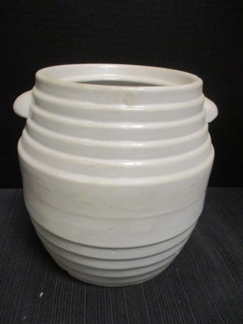 Beehive Style Crock/Cookie Jar: No lid