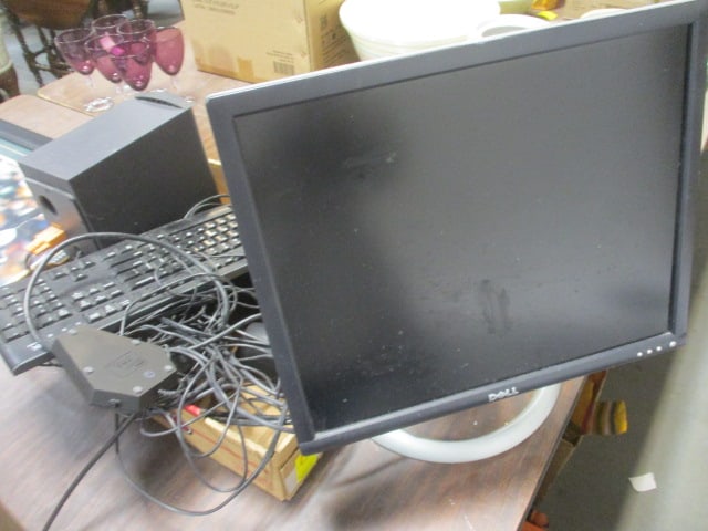 Dell Model 1901FP Computer System w/speakers,mouse,keyboard (1 of 9)