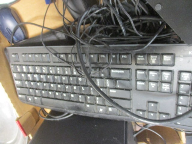 Dell Model 1901FP Computer System w/speakers,mouse,keyboard - 6