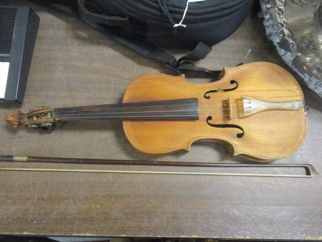 Violin w/Matching Bow (1 of 8)