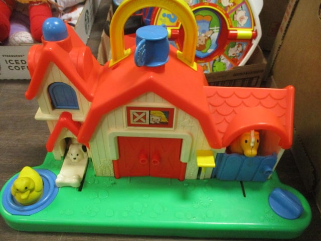 Fisher Price 1987 Animal Sounds Farm Activity Center: .