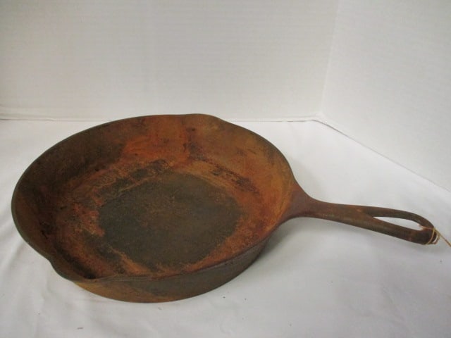 Vintage Unmarked "Erie" Cast Iron Skillet: 11", possibly Griswold, marked "8" on bottom, rust