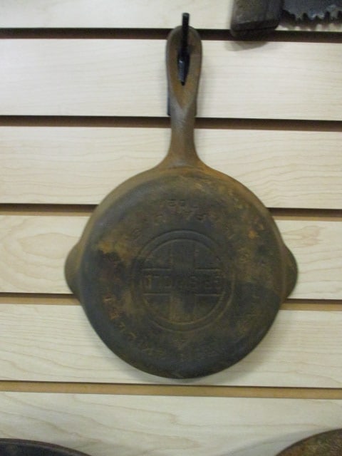 Vintage Griswold No. 4 Cast Iron Skillet: 8", marked "4 - 702" on bottom, rust
