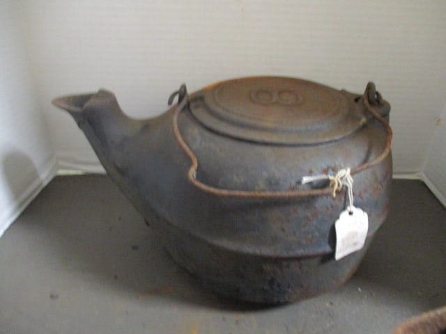 Vintage "8" Cast Iron Tea Kettle: 7", rust