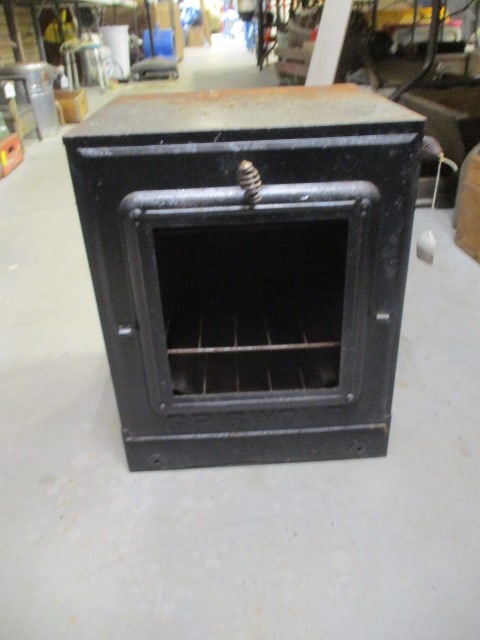 Vintage Griswold BOLO Portable Metal Oven: 13 1/2" x 12 1/2" x 17", no glass in front door, rust