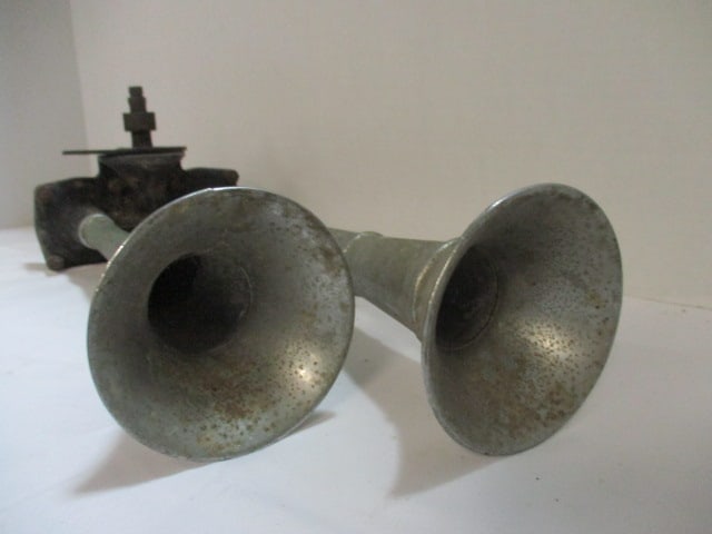 Bendix/Westinghouse Dual Trumpet 1950's Auto Air Horn - 2
